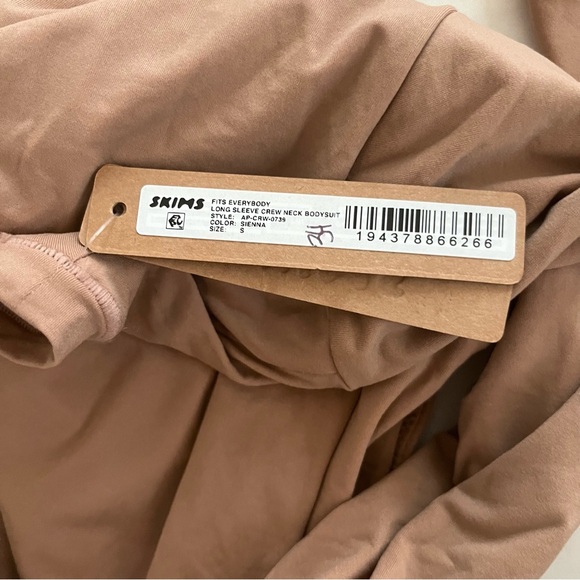 NEW SKIMS ESSENTIAL LONG SLEEVE SCOOP NECK BODYSUIT SMALL SIENNA $78 - Picture 8 of 8